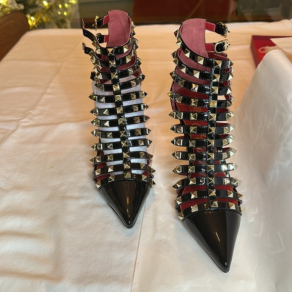 New Black patent design heels with gold studs - Picture 5 of 8